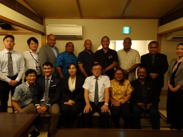 奥左から　パラオ大使館・前川さん　在パラオ日本大使館・唐元さん　パラオ共和国・メトゥール開発大臣　パラオ共和国・センゲバウ上院議員　パラオ共和国・オビアン産業大臣　パラオ共和国・エルデベエル上院議員　パラオ共和国・レチェルルク下院議員　パラオ大使館・アデルバイ大使　パラオ大使館・小田さん

手前左から　パラオ政府観光局・芝村さん　パラオ大使館・ニコレスク公使　パラオ大使館・朝田さん　ミクロネシア連邦名誉総領事、パラオ共和国親善大使・岩田　パラオ共和国・ニルメリル国務相職員　パラオ共和国・ウメタロー下院議員